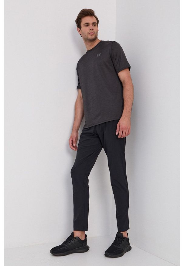 Under Armour - T-shirt. Okazja: na co dzień. Kolor: czarny. Materiał: dzianina. Styl: casual