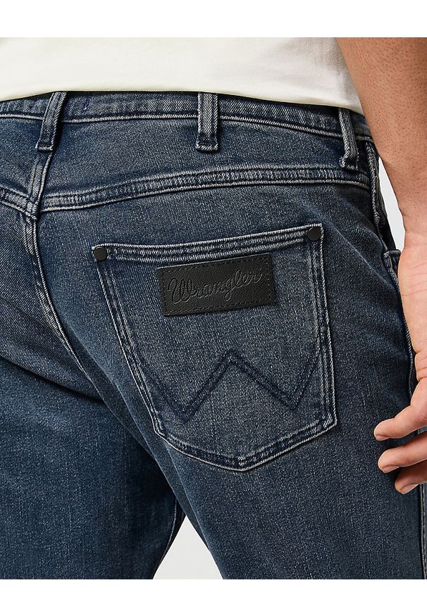 Wrangler - WRANGLER GREENSBORO MĘSKIE SPODNIE JEANSOWE JEANSY DŻINSY STORMY WASH 112357413 W15Q017437