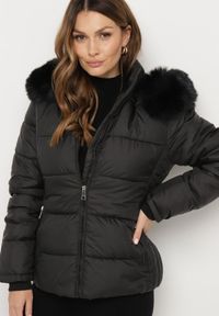 Born2be - Czarna Pikowana Kurtka z Kapturem i Futerkiem ze Ściągaczami przy Rękawach Sintania. Okazja: na co dzień, do pracy, na spacer. Typ kołnierza: kaptur. Kolor: czarny. Materiał: futro. Styl: casual, elegancki #3