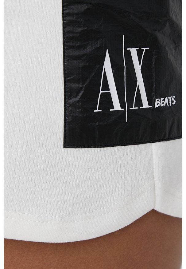 Armani Exchange szorty damskie kolor biały z aplikacją medium waist. Okazja: na co dzień. Stan: podwyższony. Kolor: biały. Wzór: aplikacja. Styl: casual