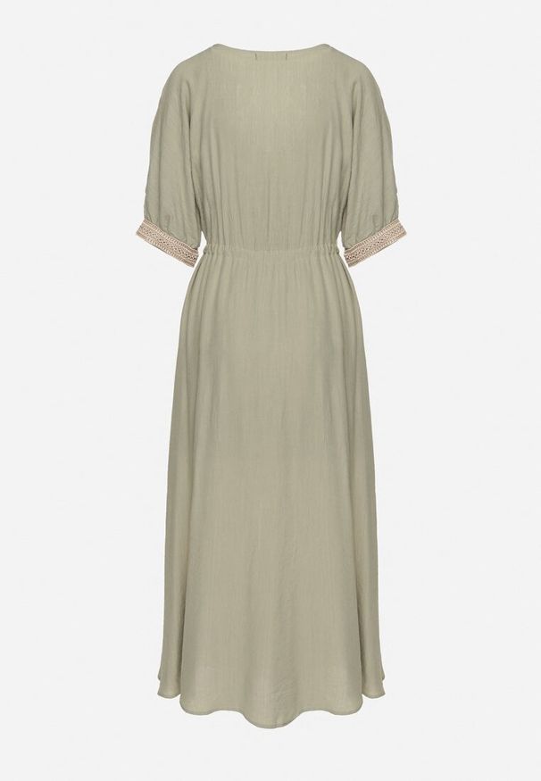 Born2be - Zielona Wiskozowa Sukienka z Ażurową Lamówką Aravellea. Okazja: na co dzień. Typ kołnierza: dekolt w serek. Kolor: zielony. Materiał: wiskoza. Wzór: ażurowy. Styl: elegancki, casual