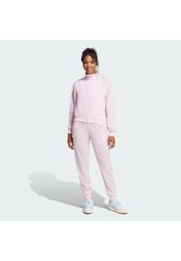 Adidas - Dres Essentials Feel Cozy. Kolor: różowy. Materiał: dresówka. Sport: fitness #1