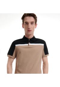 Reserved - Koszulka polo regular w paski - Beżowy. Typ kołnierza: polo. Kolor: beżowy. Wzór: paski #1