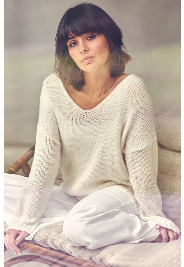 Sweter elegancki, z dekoltem w serek