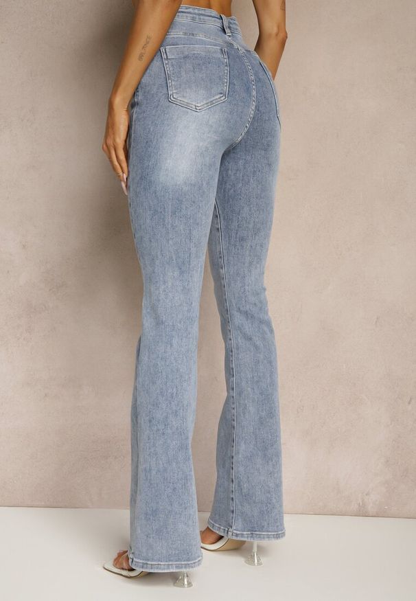 Renee - Niebieskie Klasyczne Jeansy Flare Regular Waist Neliovia. Okazja: na co dzień. Kolor: niebieski. Wzór: aplikacja. Styl: klasyczny