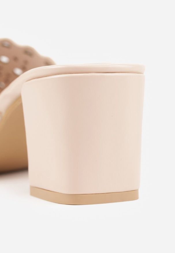 Renee - Beżowe Ażurowe Klapki na Słupkowym Obcasie z Kwadratowym Noskiem Lumetia. Okazja: na co dzień. Kolor: beżowy. Wzór: ażurowy. Sezon: lato. Obcas: na obcasie. Styl: boho, casual. Wysokość obcasa: średni