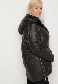 Born2be - Czarna Pikowana Kurtka Ozdobiona Pikowaniem z Odpinanym Kapturem Falerosa. Okazja: na spacer, na co dzień. Kolekcja: plus size. Kolor: czarny. Materiał: jeans. Wzór: aplikacja. Styl: casual #3