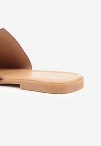 Born2be - Brązowe Klapki VICES na Płaskiej Podeszwie z Paskiem na Palec i Aplikacją Oriphite. Okazja: na co dzień. Kolor: brązowy. Materiał: jeans, len. Wzór: aplikacja. Obcas: na płaskiej podeszwie. Styl: elegancki, wakacyjny, casual #8