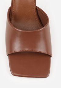 Born2be - Brązowe Klapki na Szpilce z Otwartym Kwadratowym Noskiem Avalessa. Okazja: na co dzień, na ślub cywilny, na wesele. Nosek buta: otwarty. Kolor: brązowy. Materiał: jeans. Obcas: na szpilce. Styl: casual, elegancki, wizytowy #9