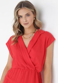 Born2be - Czerwony Kombinezon z Krótkimi Nogawkami i Kopertowym Dekoltem z Wiskozy Polisse. Kolor: czerwony. Materiał: wiskoza. Długość: krótkie. Sezon: wiosna, lato #2