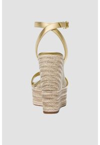 Michael Kors - MICHAEL KORS Złote sandały na platformie Leighton Wedge, Rozmiar 38,5. Kolor: złoty. Obcas: na platformie #3