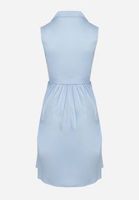 Born2be - Jasnoniebieska Rozkloszowana Sukienka z Bawełny o Koszulowym Kroju Wiązana w Pasie Calelia. Okazja: na co dzień. Kolor: niebieski. Materiał: bawełna. Typ sukienki: koszulowe. Styl: casual #7