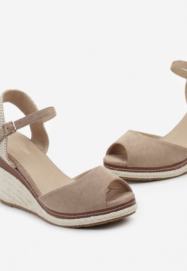 Born2be - Ciemnobeżowe Sandały na Wysokim Plecionym Koturnie Nacireda. Okazja: na spacer. Kolor: beżowy. Materiał: len. Sezon: lato. Obcas: na koturnie. Styl: elegancki, wizytowy