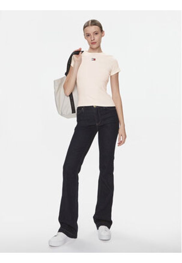 Tommy Jeans T-Shirt Badge DW0DW17881 Kremowy Slim Fit. Kolor: kremowy. Materiał: bawełna
