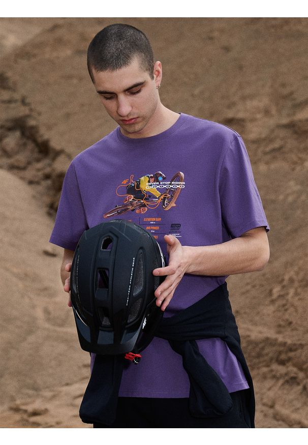 4f - 4F T-shirt relaxed z nadrukiem męski - fioletowy XL. Okazja: na co dzień. Kolor: fioletowy. Materiał: materiał, bawełna, dzianina. Wzór: nadruk. Styl: casual