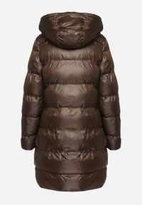 Born2be - Brązowa Pikowana Kurtka o Długim Kroju z Kapturem Kieszeniami i Dwustronnym Suwakiem Sanarose. Okazja: na spacer, na co dzień. Typ kołnierza: kaptur. Kolor: brązowy. Materiał: dzianina, jeans. Długość: długie. Wzór: aplikacja. Styl: casual, elegancki #6