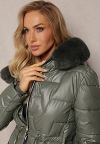 Renee - Ciemnozielona Pikowana Kurtka z Futerkiem Przy Kapturze Paelina. Kolor: zielony. Materiał: futro. Wzór: geometria #4