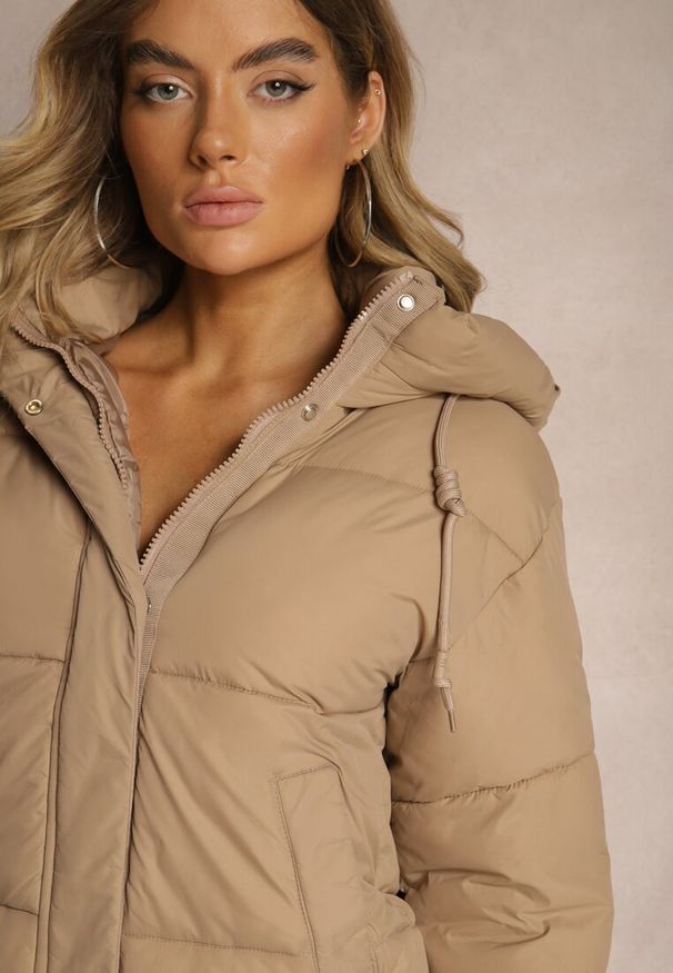 Renee - Ciemnobeżowa Kurtka Pikowana Puffer z Kapturem Mivvia. Typ kołnierza: kaptur. Kolor: beżowy. Sezon: zima