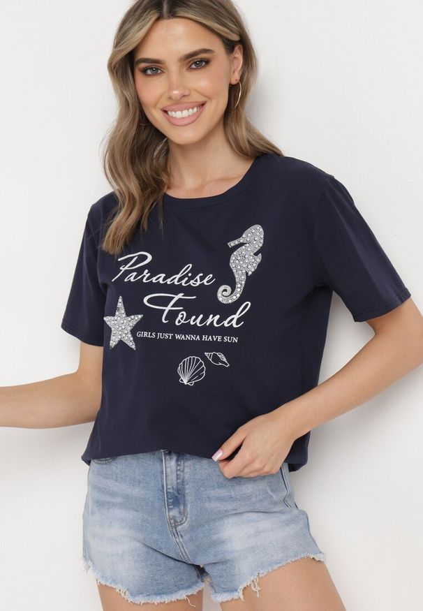 Born2be - Granatowy Klasyczny Bawełniany T-shirt z Krótkim Rękawem z Nadrukiem Ozdobiony Perełkami Tiavenna. Okazja: na co dzień. Kolor: niebieski. Materiał: bawełna. Długość rękawa: krótki rękaw. Długość: krótkie. Wzór: aplikacja, nadruk. Styl: klasyczny