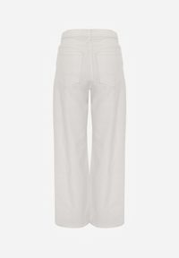 Born2be - Białe Szerokie Jeansy z Bawełny z Asymetrycznym Zapięciem Saphisia. Okazja: na spotkanie biznesowe. Kolor: biały. Styl: biznesowy, elegancki #2