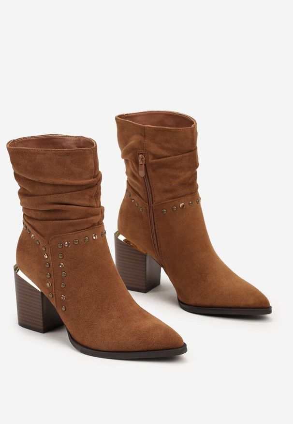 Born2be - Brązowe Botki na Słupku z Marszczoną Cholewką i Cyrkoniami Verinias. Okazja: na co dzień. Kolor: brązowy. Materiał: jeans. Szerokość cholewki: normalna. Obcas: na słupku. Styl: elegancki, casual. Wysokość obcasa: średni