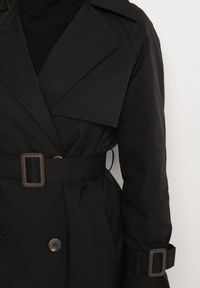 Born2be - Czarny Płaszcz w Stylu Trencza Ozdobiony Paskiem z Klamrą Ninellira. Kolor: czarny. Materiał: jeans. Długość rękawa: długi rękaw. Długość: długie. Wzór: aplikacja. Styl: klasyczny, elegancki #5