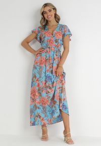 Born2be - Niebieska Sukienka Maxi w Kwiaty z Gumką w Pasie Shepes. Typ kołnierza: dekolt kopertowy. Kolor: niebieski. Materiał: tkanina, wiskoza. Wzór: kwiaty. Typ sukienki: kopertowe. Długość: maxi
