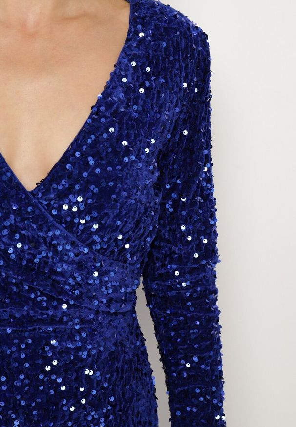 Born2be - Granatowa Dopasowana Cekinowa Sukienka z Kopertowym Dekoltem i Asymetrycznym Wycięciem Rinnalith. Okazja: na imprezę. Kolor: niebieski. Typ sukienki: kopertowe, asymetryczne. Styl: elegancki, klasyczny