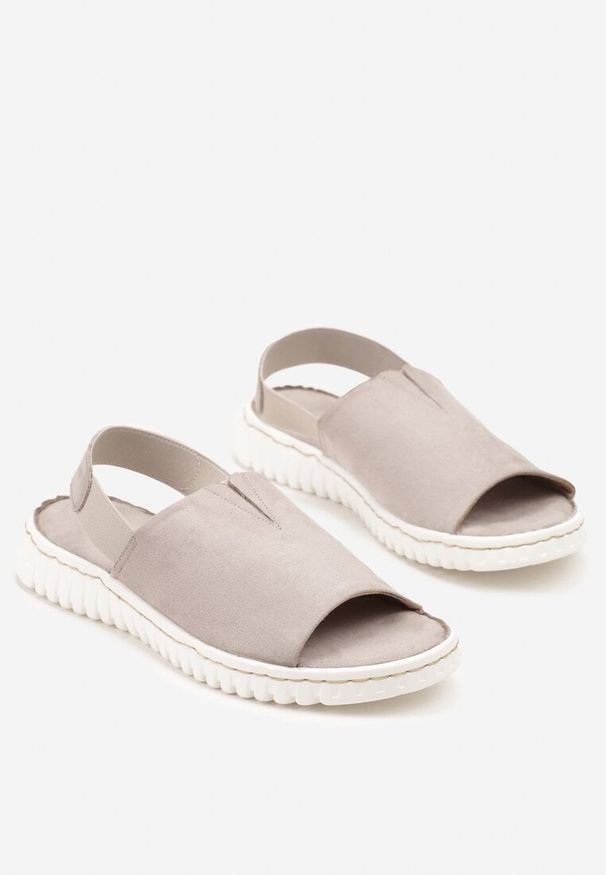 Born2be - Szare Sandały Vices z Imitacji Zamszu na Tłoczonej Podeszwie Sarmione. Okazja: na co dzień. Nosek buta: otwarty. Zapięcie: pasek. Kolor: szary. Materiał: zamsz. Sezon: lato. Styl: casual, elegancki