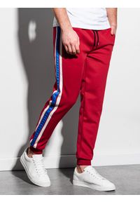Ombre Clothing - Spodnie męskie dresowe joggery P854 - czerwone - M. Kolor: czerwony. Materiał: dresówka. Wzór: haft, kolorowy. Styl: retro