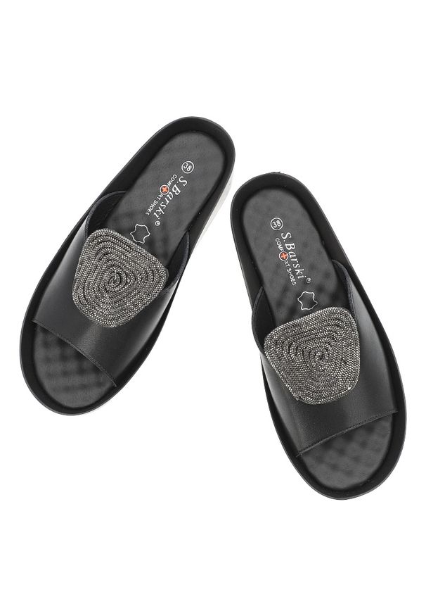 S.Barski - Klapki damskie S. Barski, na platformie skórzane z ozdobą, czarne, KV51-028. Okazja: na co dzień. Kolor: czarny. Materiał: skóra. Wzór: aplikacja. Sezon: lato. Obcas: na platformie. Styl: casual, elegancki