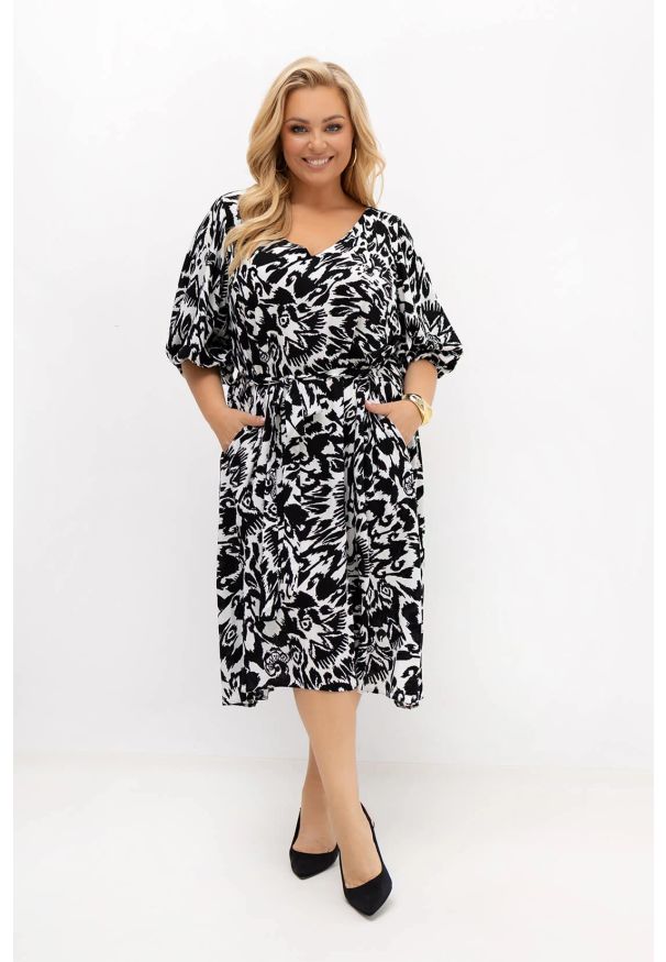 Moda Size Plus Iwanek - Sukienka Arie czarno-biała z paskiem | 100% kreszowana wiskoza | OVERSIZE PLUS SIZE LATO. Okazja: na komunię, na co dzień, na imprezę, do pracy. Typ kołnierza: dekolt w kształcie V. Kolekcja: plus size. Kolor: biały, czarny, wielokolorowy. Materiał: wiskoza. Wzór: nadruk, gładki. Sezon: lato. Typ sukienki: oversize, dla puszystych. Styl: wakacyjny, casual, elegancki