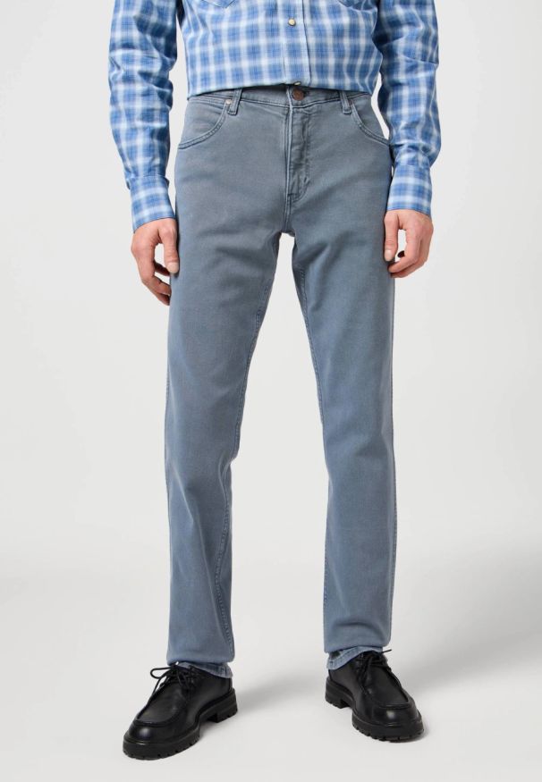 Wrangler - WRANGLER MĘSKIE SPODNIE JEANSOWE GREENSBORO DUSTY BLUE 112362404