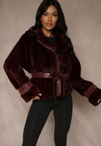 Renee - Bordowa Kurtka Futerko z Paskiem z Imitacji Skóry Zdobiona Klamerkami Jynlisa. Okazja: na co dzień. Kolor: czerwony. Materiał: skóra, futro. Wzór: aplikacja. Styl: casual #4