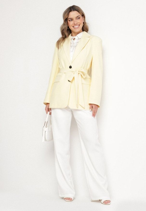 Born2be - Żółta Taliowana Marynarka o Jednorzędowym Kroju z Wiązanym Paskiem Davililsa. Okazja: na co dzień. Kolor: żółty. Materiał: jeans. Styl: elegancki, casual