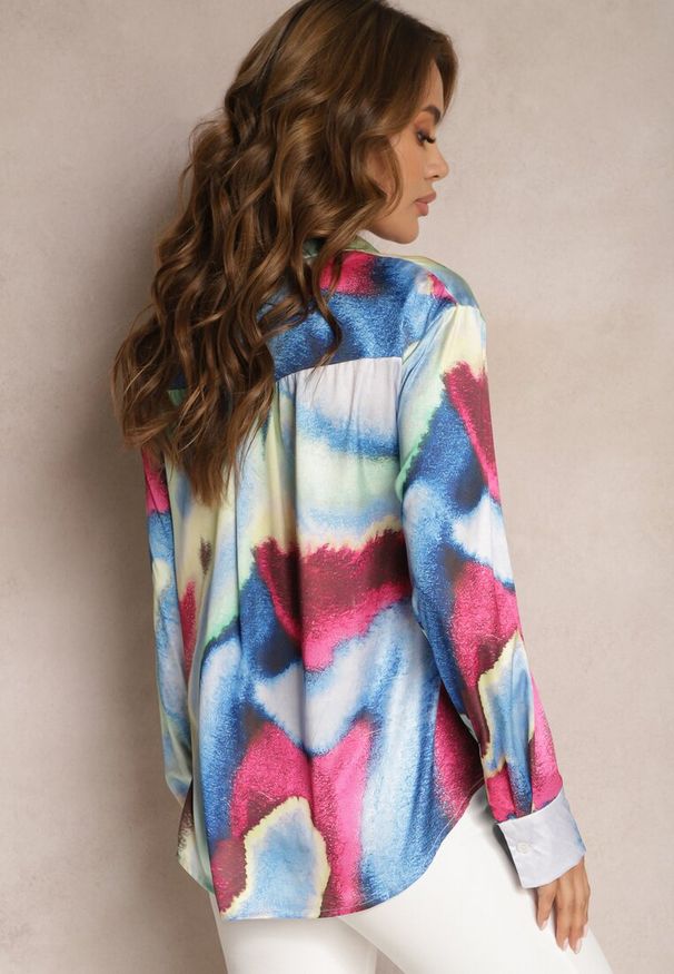 Renee - Niebiesko-Różowa Koszula Ozdobiona Kolorowym Wzorem Tie-Dye Vatrie. Kolor: niebieski. Wzór: aplikacja, kolorowy