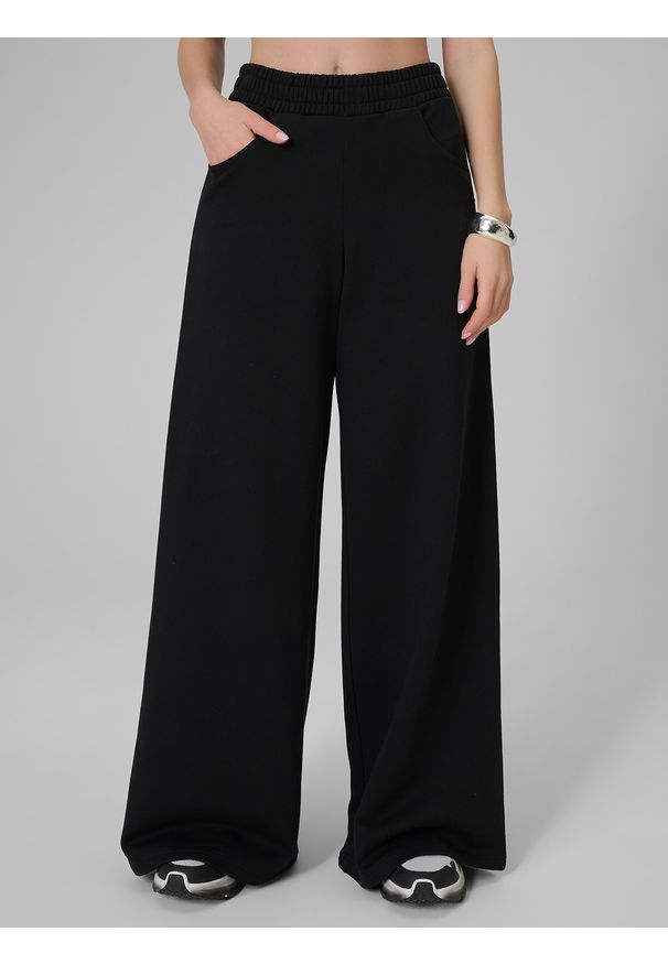 4f - 4F Spodnie dresowe z szerokimi nogawkami damskie - czarne L. Kolor: czarny. Materiał: dresówka. Sport: bieganie, turystyka piesza