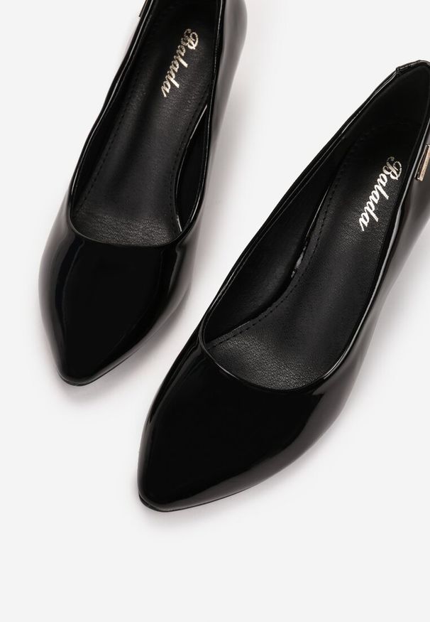 Born2be - Czarne Czółenka Marirena. Okazja: na spotkanie biznesowe. Zapięcie: bez zapięcia. Kolor: czarny. Materiał: lakier. Wzór: jednolity. Styl: biznesowy, wizytowy