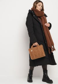 Born2be - Czarna Kurtka Pikowana o Długim Fasonie z Nieodpinanym Kapturem i Kieszeniami Nerilani. Okazja: na co dzień, na spacer. Kolor: czarny. Materiał: skóra. Długość: długie. Sezon: zima. Styl: casual, elegancki #4
