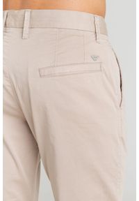 Beżowe spodnie Emporio Armani. Kolor: beżowy. Materiał: elastan, bawełna. Wzór: aplikacja #4