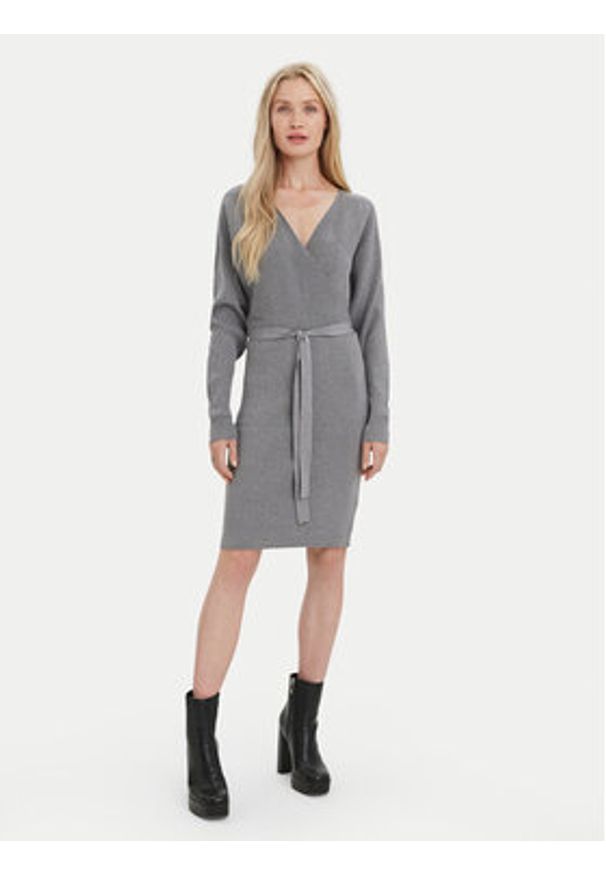 Vero Moda Sukienka dzianinowa 10269251 Szary Regular Fit. Kolor: szary. Materiał: syntetyk