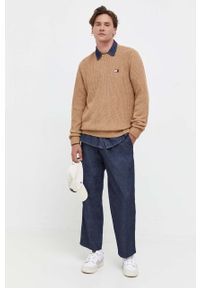 Tommy Jeans sweter bawełniany kolor beżowy. Kolor: beżowy. Materiał: bawełna. Wzór: aplikacja. Styl: klasyczny #4