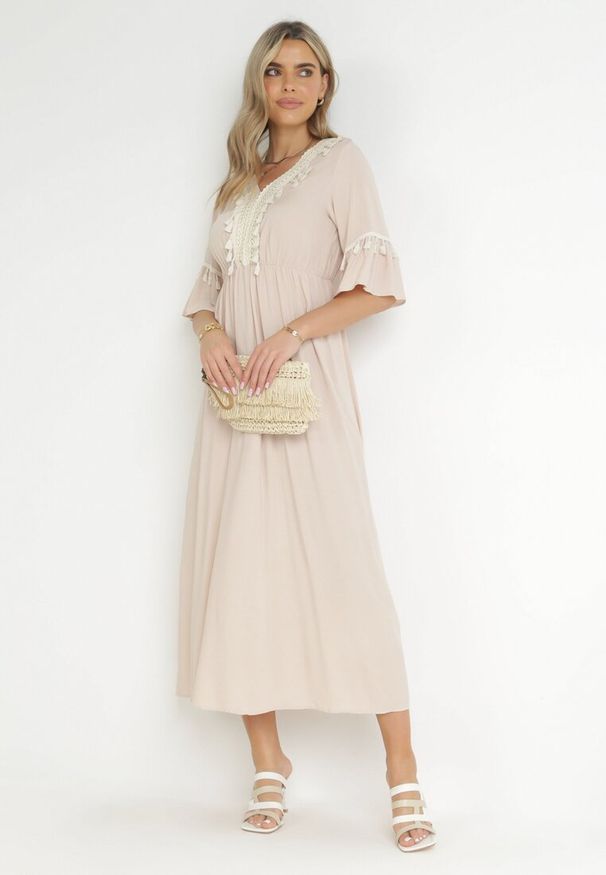 Born2be - Beżowa Wiskozowa Sukienka Maxi z Ozdobnym Dekoltem i Gumką w Pasie Latava. Okazja: na co dzień. Kolor: beżowy. Materiał: wiskoza. Styl: casual. Długość: maxi