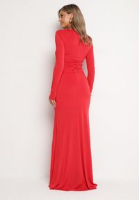 Born2be - Czerwona Koktajlowa Dopasowana Sukienka z Usztywnianymi Ramionami i Rozcięciem z Boku Orailia. Okazja: na imprezę. Kolor: czerwony. Typ sukienki: dopasowane. Styl: wizytowy #3
