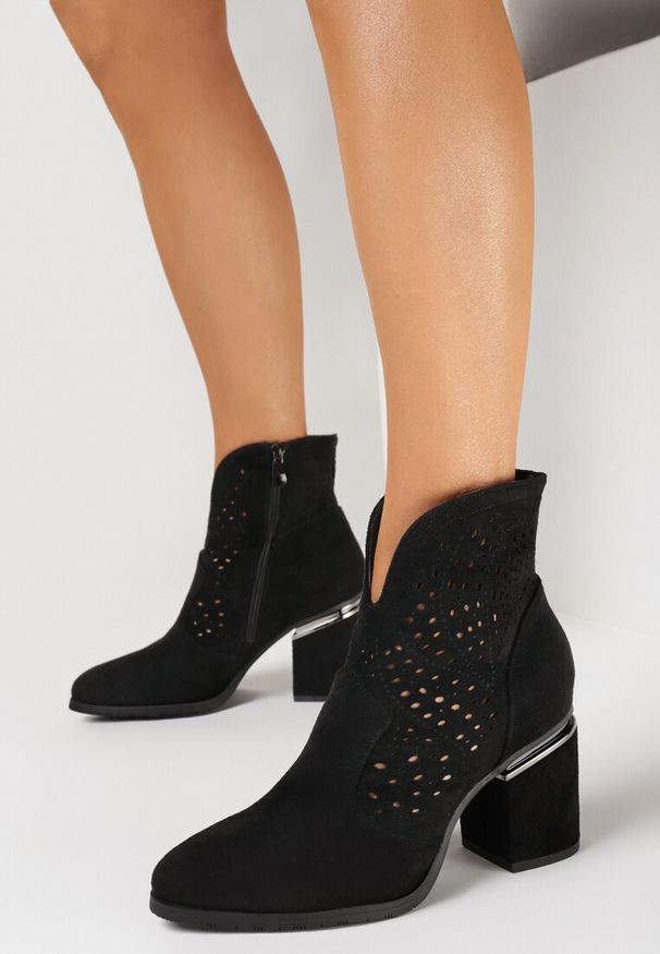 Born2be - Czarne Botki na Ozdobnym Słupku z Ażurową Cholewką z Ekozamszu Fionela. Wysokość cholewki: za kostkę. Zapięcie: zamek. Kolor: czarny. Szerokość cholewki: normalna. Wzór: ażurowy. Obcas: na słupku. Styl: boho