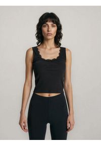 Sinsay - Bawełniany prążkowany top z koronką przy dekolcie - czarny. Kolor: czarny. Materiał: prążkowany, bawełna, koronka. Wzór: koronka #1