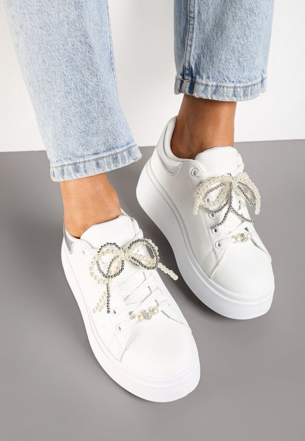 Renee - Biało-Srebrne Sneakersy na Platformie z Perełkami i Metalowymi Kuleczkami Selavia. Okazja: na co dzień. Kolor: biały. Materiał: jeans. Obcas: na platformie