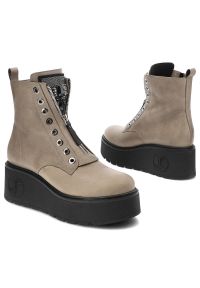 Beżowe Botki Armodo Damskie Modne Obuwie. Okazja: na spacer. Zapięcie: zamek. Kolor: beżowy. Materiał: skóra. Wzór: aplikacja. Obcas: na obcasie. Wysokość obcasa: średni #6