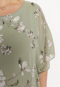 Born2be - Zielona Bluzka w Kwiaty z Ozdobnym Rękawem Typu Nietoperz Lellia. Kolor: zielony. Wzór: kwiaty. Styl: elegancki