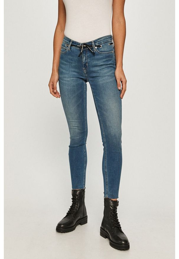 Calvin Klein Jeans - Jeansy CKJ011. Kolor: niebieski. Materiał: bawełna, poliester, denim, elastan. Wzór: gładki
